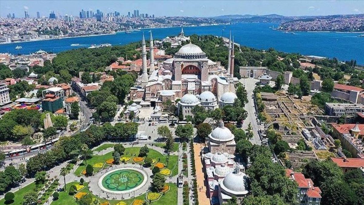 Ayasofya ibadete açılmasının ikinci yılında 6,5 milyonu aşkın ziyaretçiyi ağırladı