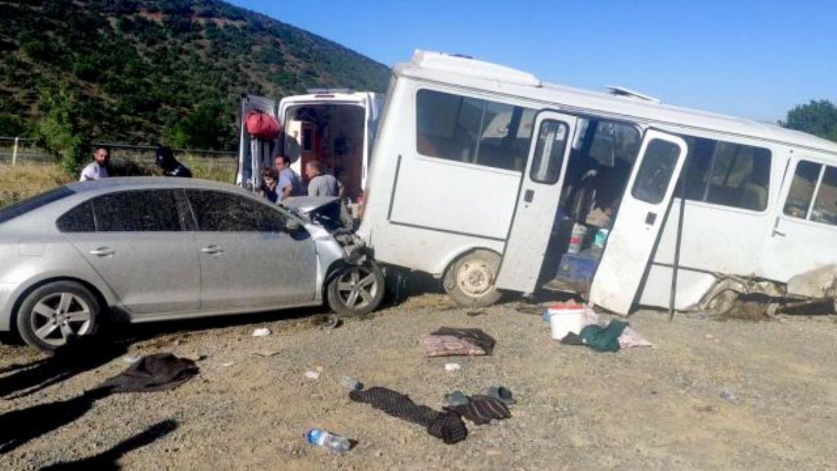 Elazığ'da otomobil ile minibüsün çarpıştı: 11 kişi yaralandı