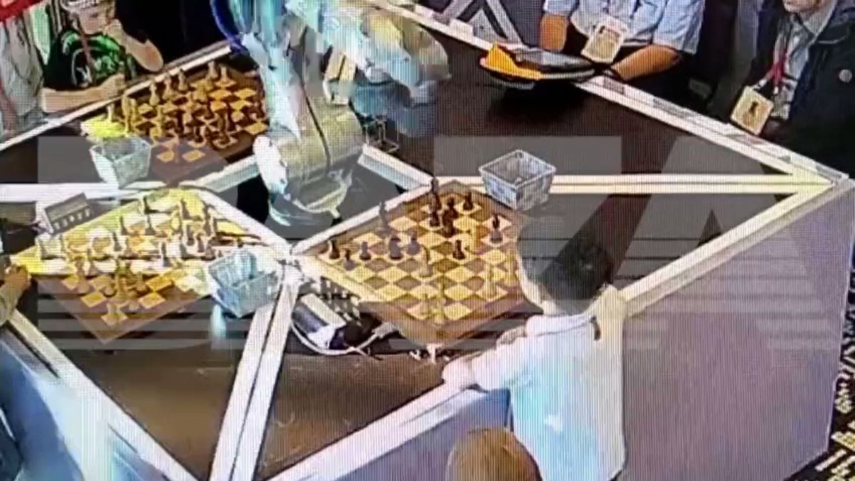 Satranç oynama robotu, çocuk rakibinin parmağını kırdı