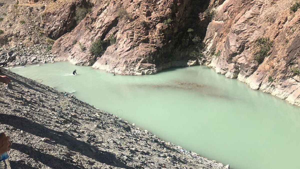 Serinlemek için girdiği nehirde kayboldu