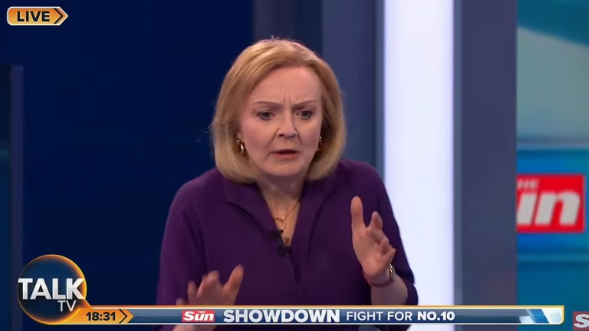 İki lider tartışırken bir anda yere yığıldı!