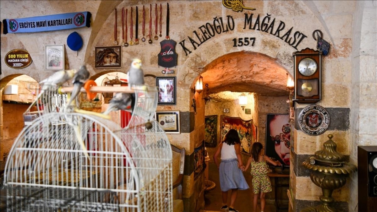 500 yıllık mağara kafenin doğal ferahlığı