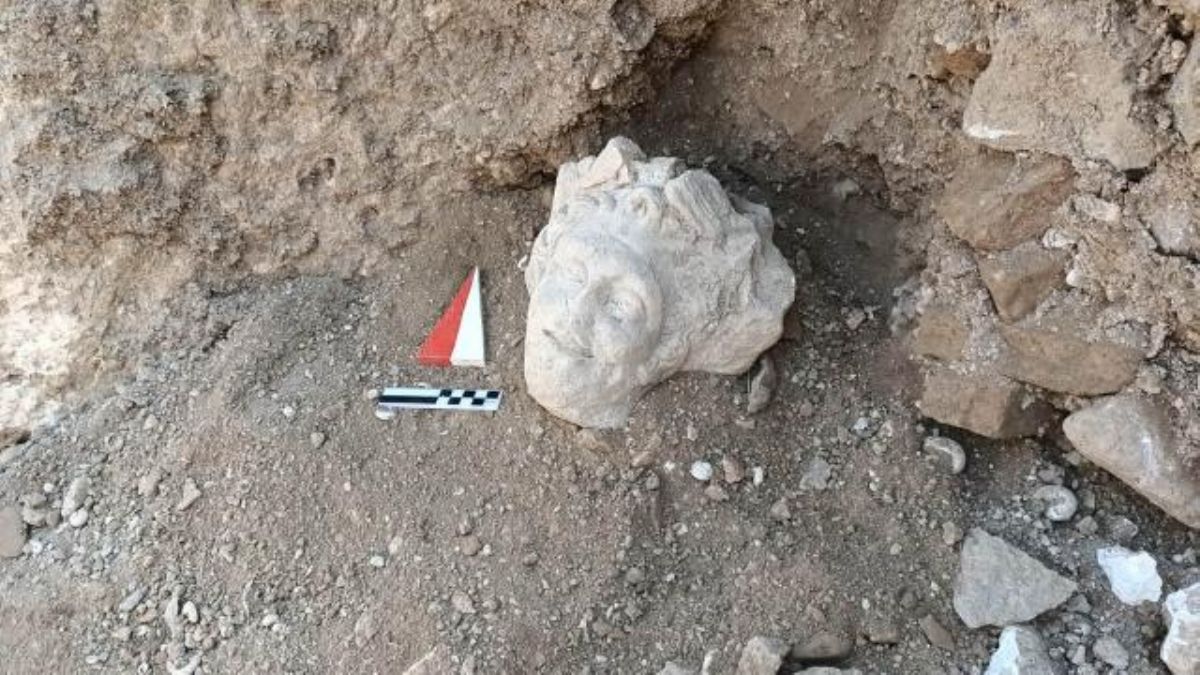 1800 yıllık mitolojik heykel parçası bulundu