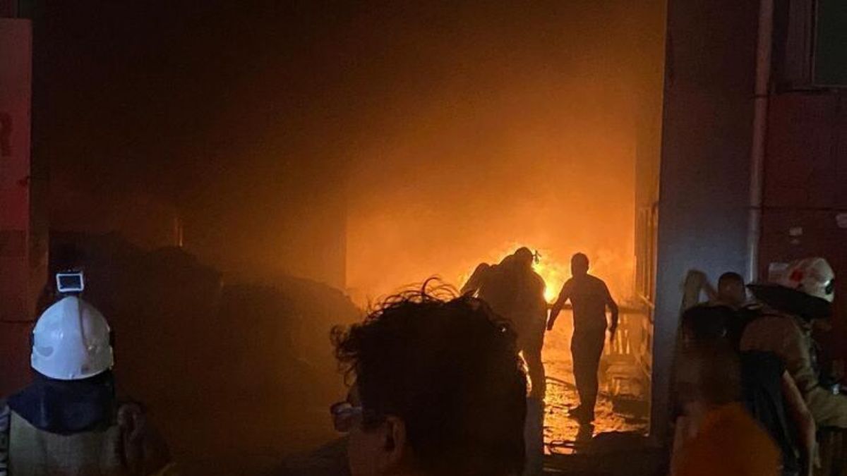 Avcılar'da geri dönüşüm tesisinde yangın