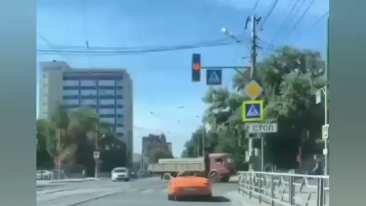 Yaya geçicinde duran şoföre tepki gösteren adam