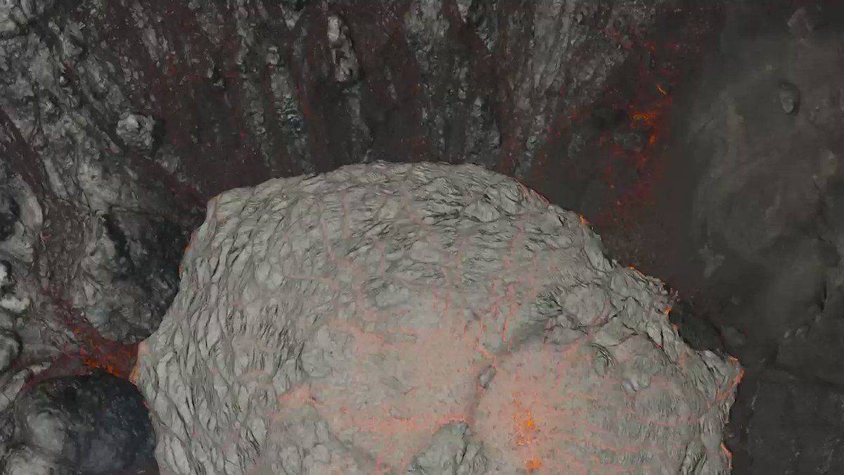 Yanardağda lav püskürmesi dronla görüntülendi