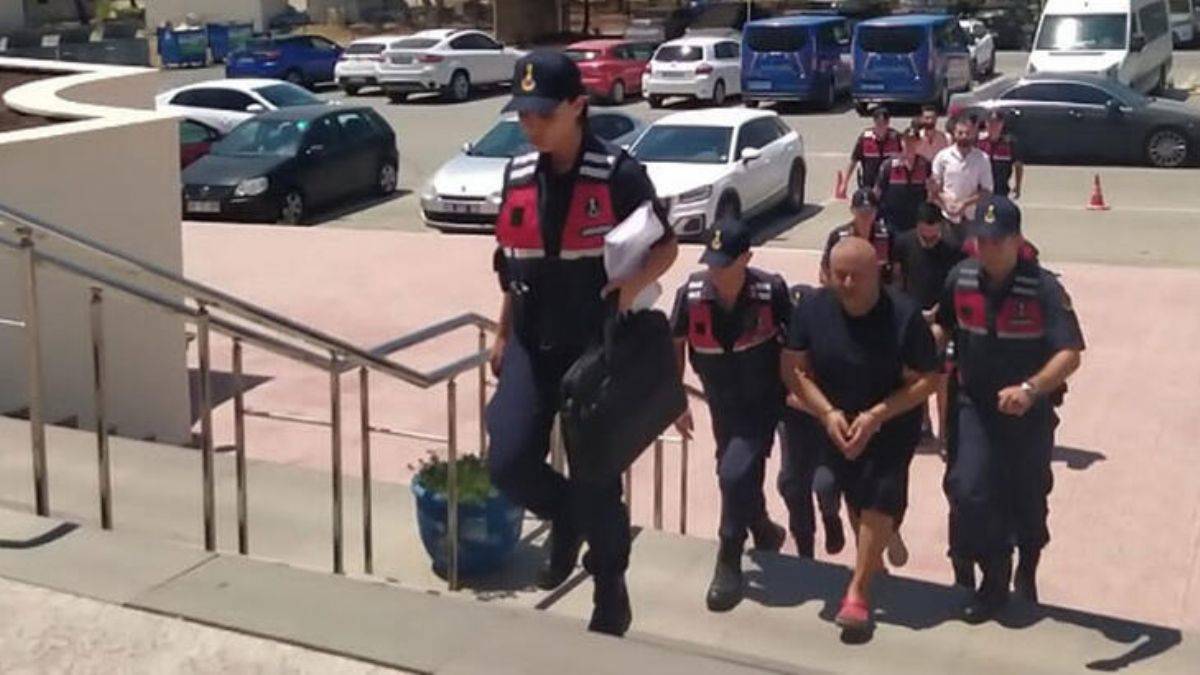 Silah zoruyla kaçırdıkları Suriyeliyi darbedip, gasbettiler