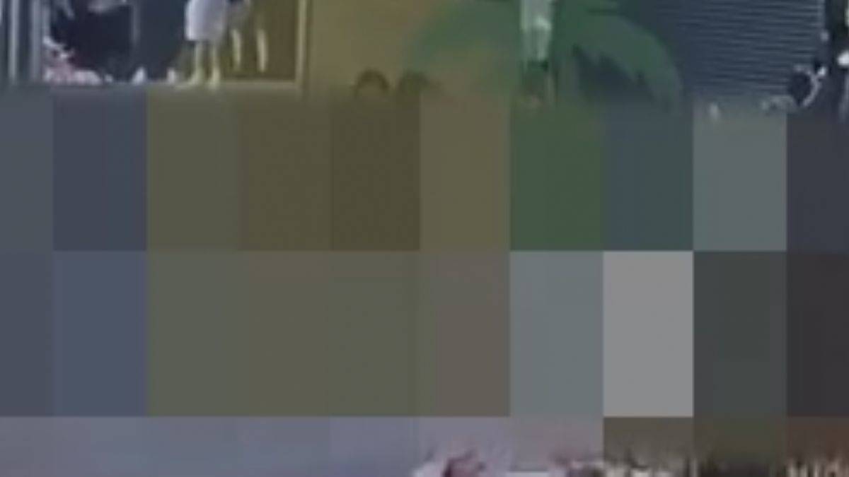 Antalya'da şaşkına çeviren olay! Sokağın ortasına tuvaletini yaptı