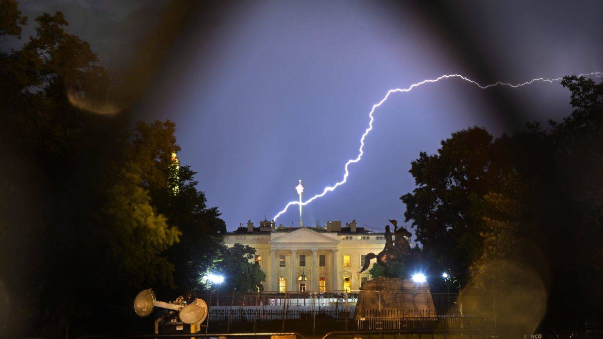 Beyaz Saray yakınlarına yıldırım düştü: 4 yaralı