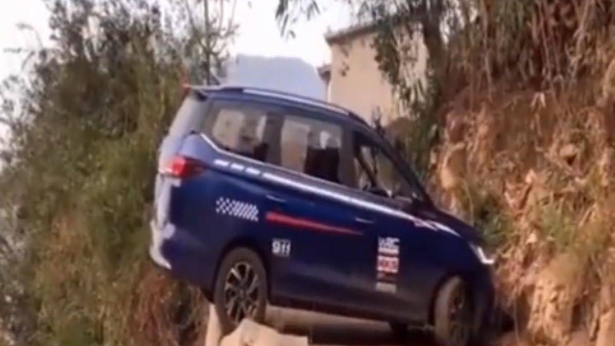 Arkada metrelerce uçurum! Beceri mi delilik mi?