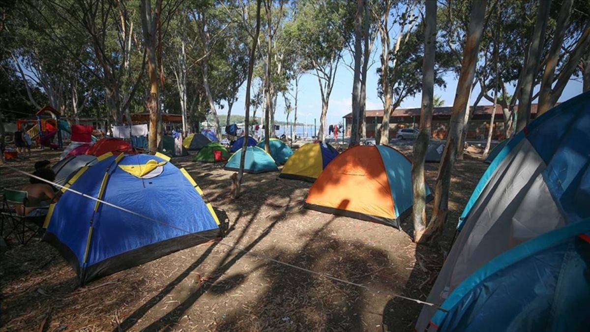 Mavi-yeşil arasında çadır/karavan kampı