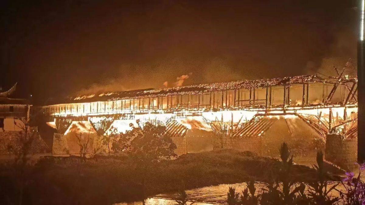 900 yıllık eşsiz ahşap köprü küle döndü