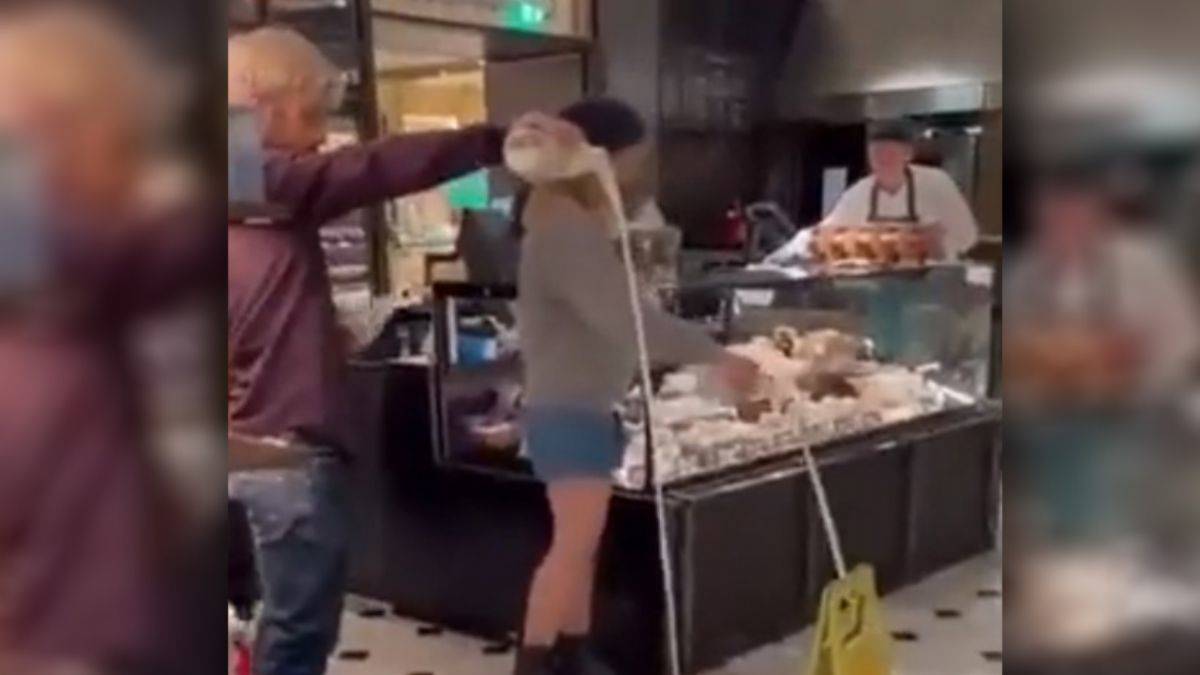 Bir grup vegan, markete girip bütün sütleri yere döktü