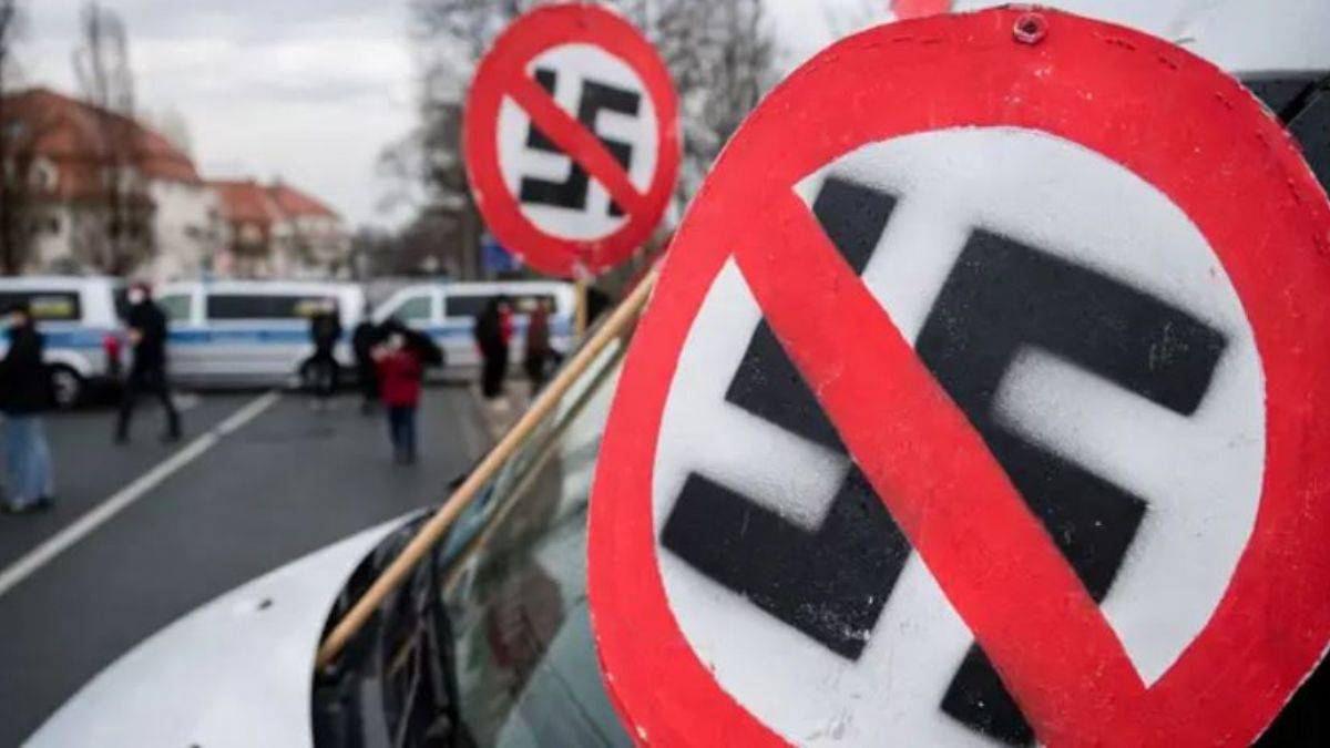 Almanya'daki araçlara 'gamalı haç' saldırısı