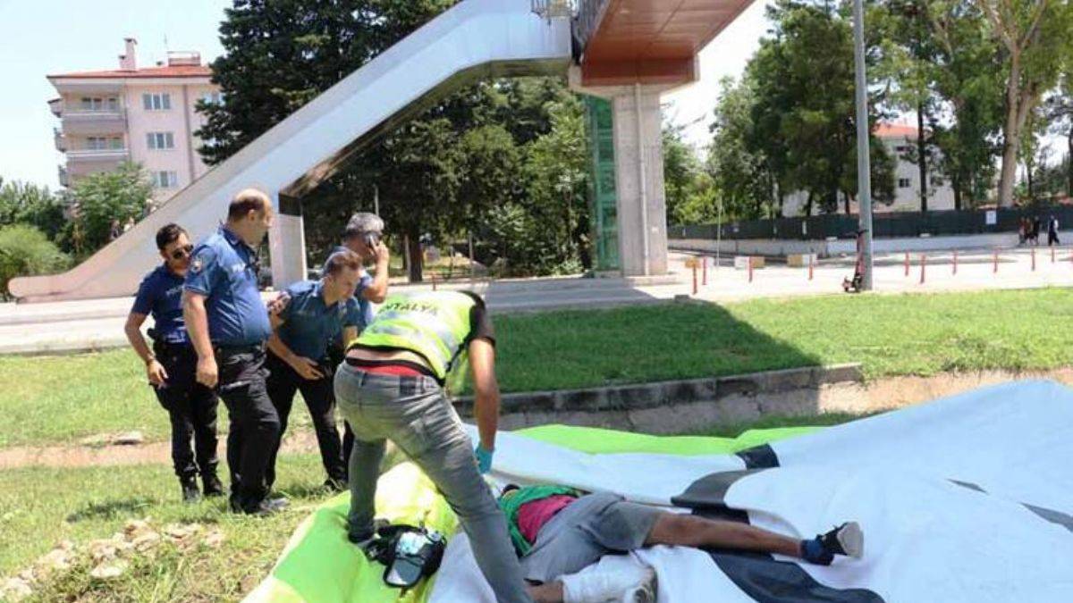 Üst geçitten atladı, polisten özür diledi