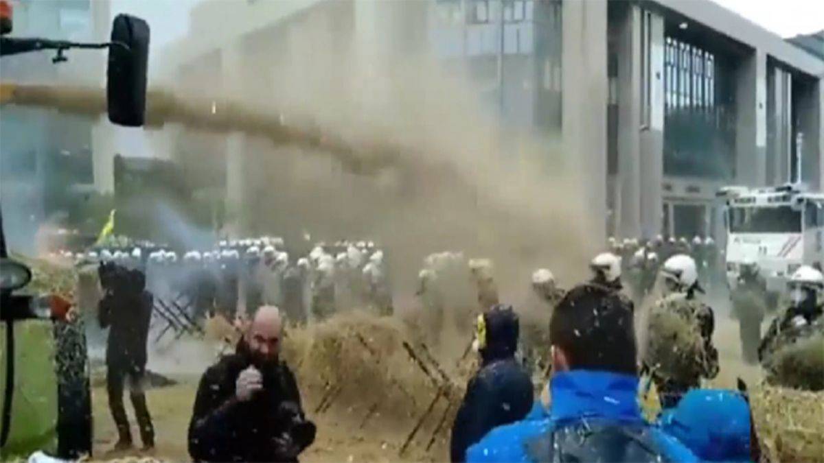 Hollandalı çiftçiler, polise saman ve gübre sıktı