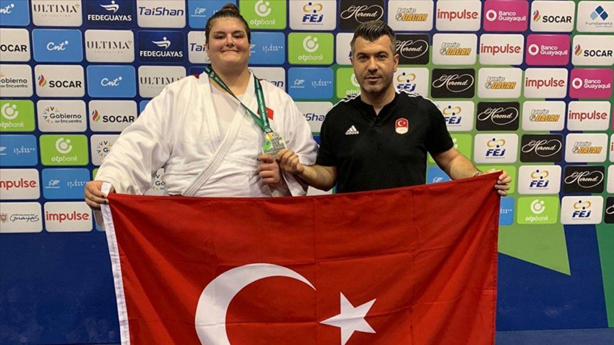 Genç milli judocu Hilal Öztürk gümüş madalya aldı