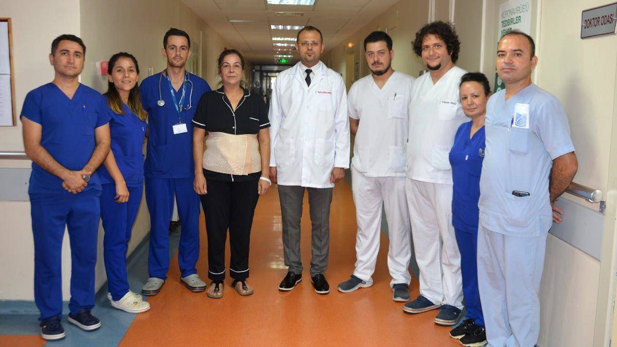 Karnından, 10 kiloluk kanserli kitle çıkarıldı