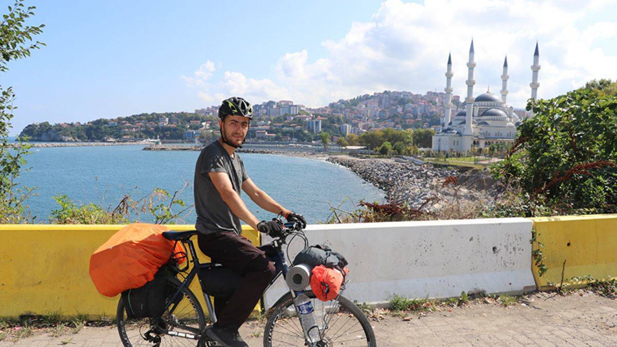 Bisikletiyle seyahate çıktı, KYK yurtlarında konaklıyor