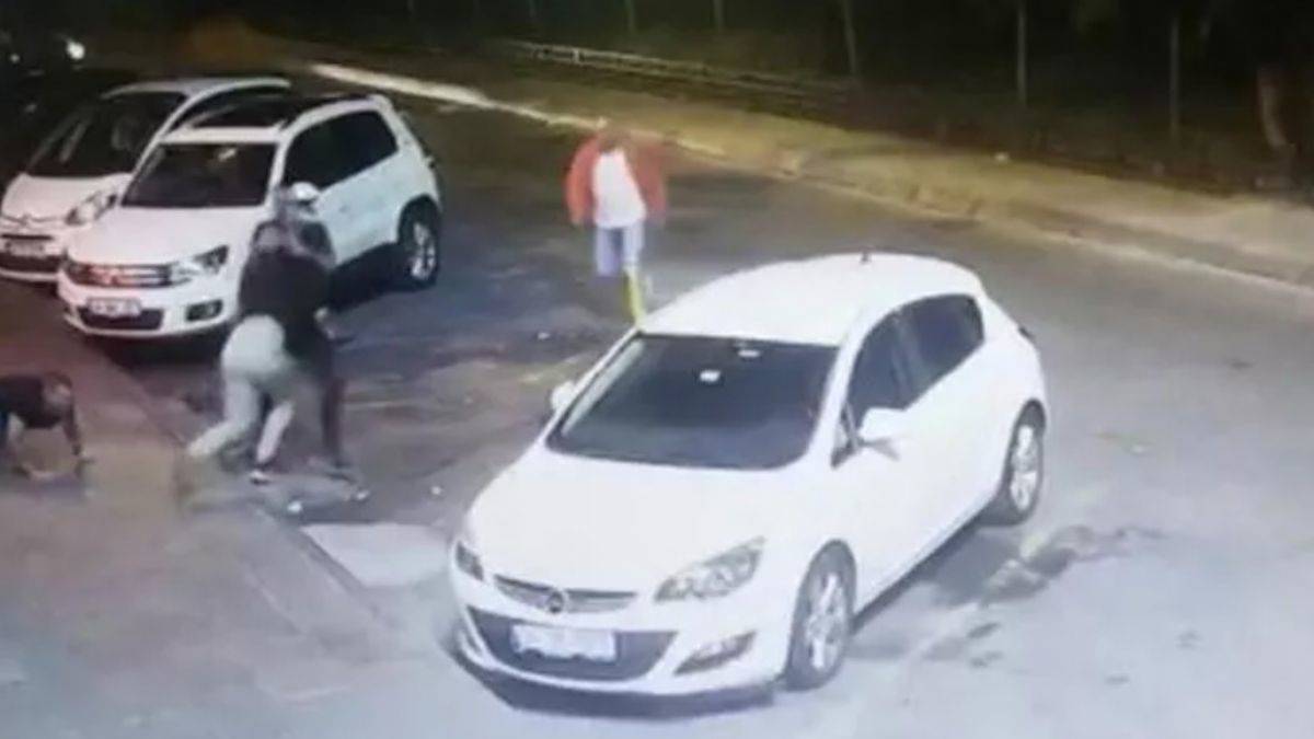 Kadıköy'de boks maçını aratmayan kavga!