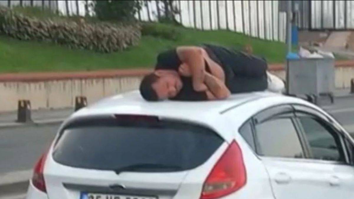 Üsküdar'da ilginç görüntü; otomobilin üzerinde uyudu