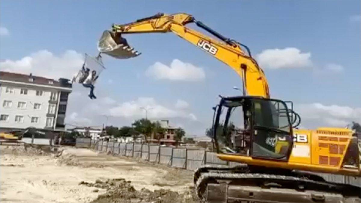 Kepçeyle ‘salıncak eğlencesi’ çılgınlığı