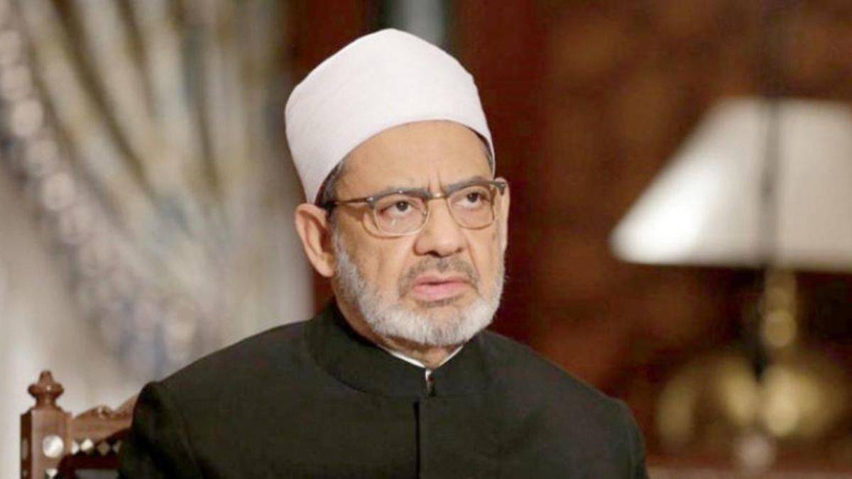 Ezher Şeyhi’nin uçakta okuduğu kitap Arap dünyasını karıştırdı!