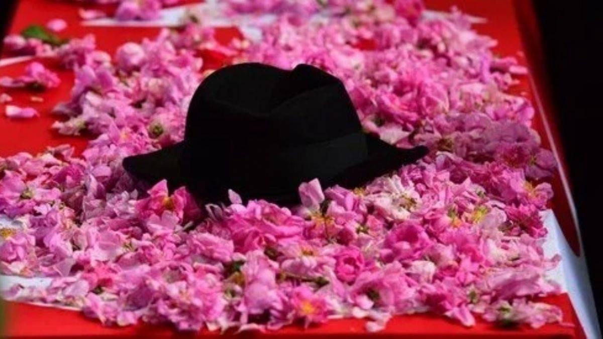 Garabeti farkedilmeyen bir manzara: Tabutun üzerinde siyah bir şapka