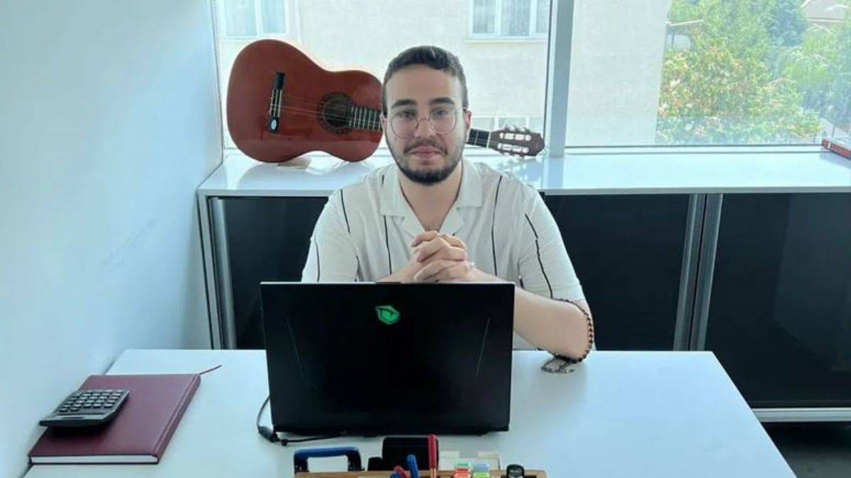 Eren Kurt'un ismini bir köşeye yazın!