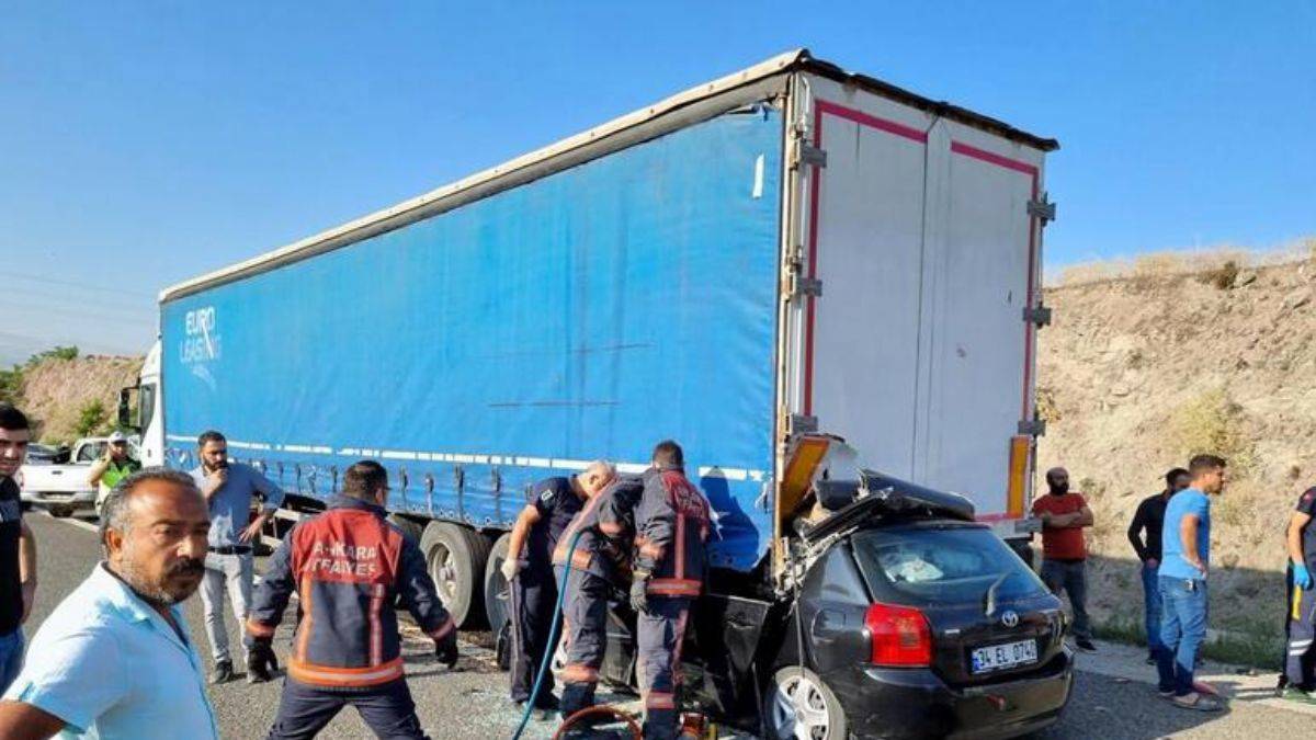TIR'ın arkasına saplandı! 4 ölü, 1 yaralı