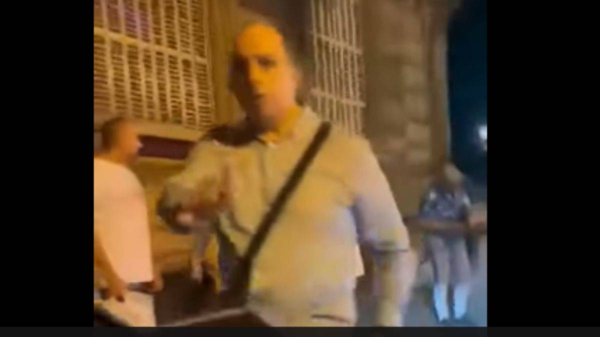 Fas Kralı Paris’te kötü yakalandı