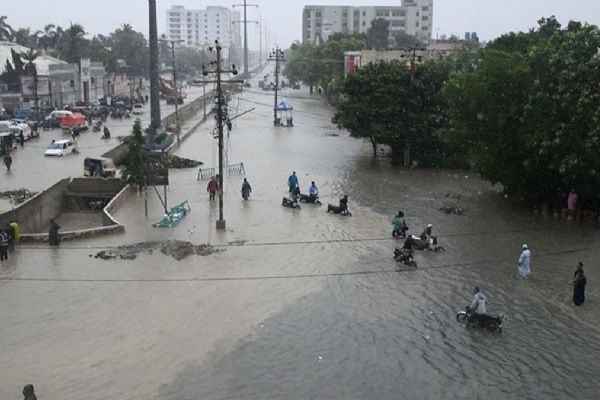 Pakistan'da sel sebebiyle tahliye işlemleri sürüyor
