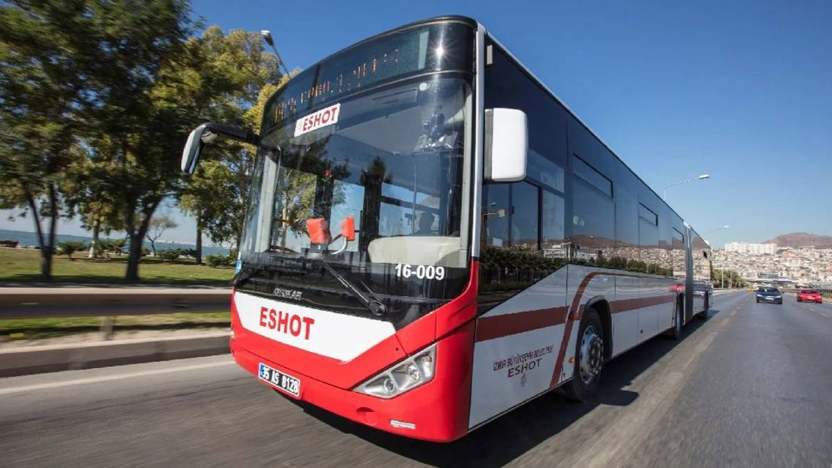 İzmir'de 30 Ağustos'ta ESHOT otobüsler ücretsiz mi? Bugün İzmir'de otobüs, metro, İZBAN bedava mı indirimli mi? 30 Ağustos'ta toplu taşıma ücretsiz mi?