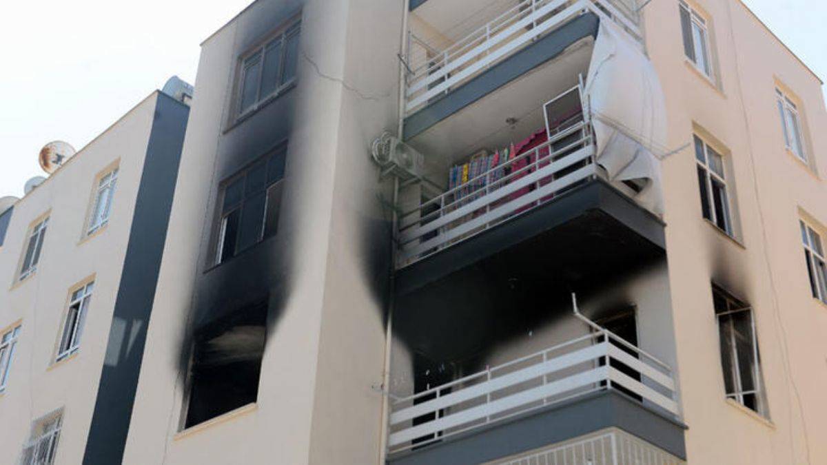 Terk edilince evi ateşe verdi