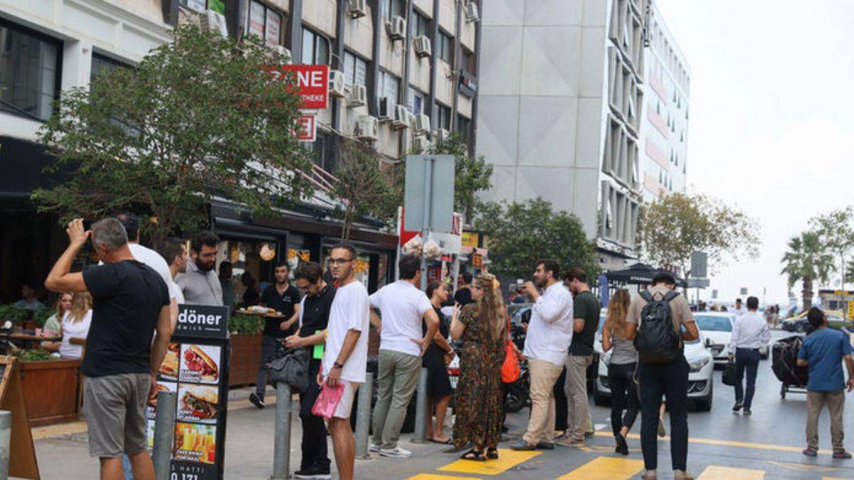 Ege’de üst üste deprem! Halk sokağa döküldü