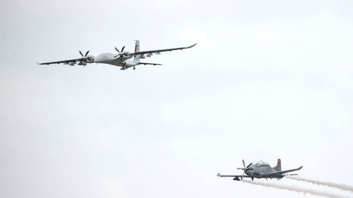 Tarihte ilk!.. Akıncı ve Hürkuş, biri insansız iki uçakla uçuş