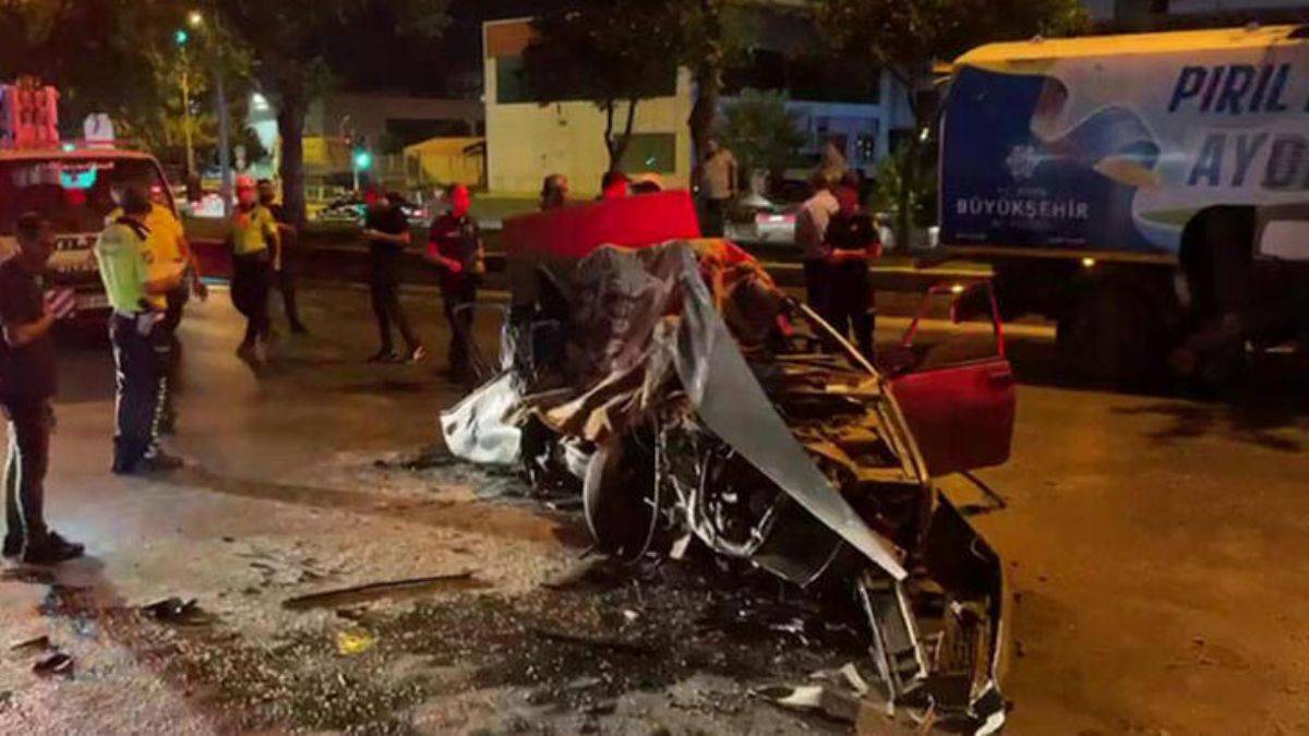 Halk otobüsüyle çarpışan araç hurdaya döndü