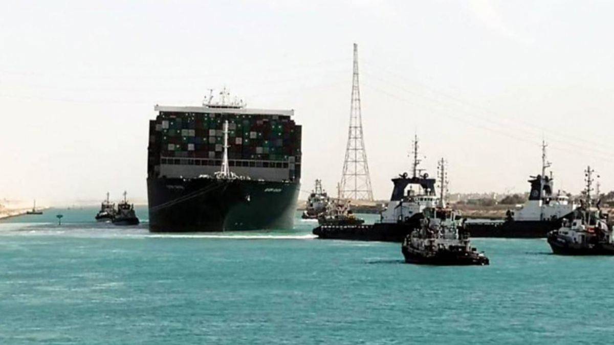 Süveyş Kanalı yine tıkandı! Dev gemi karaya oturdu