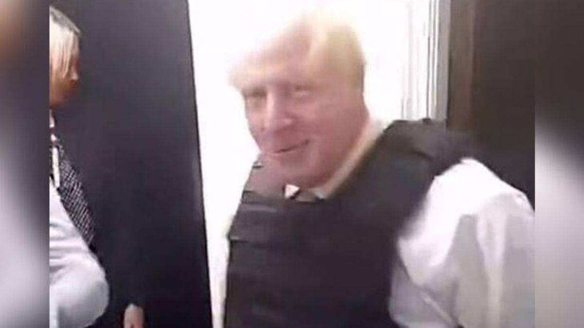 Uyandığında evinde polislerle Başbakan Johnson’u gördü