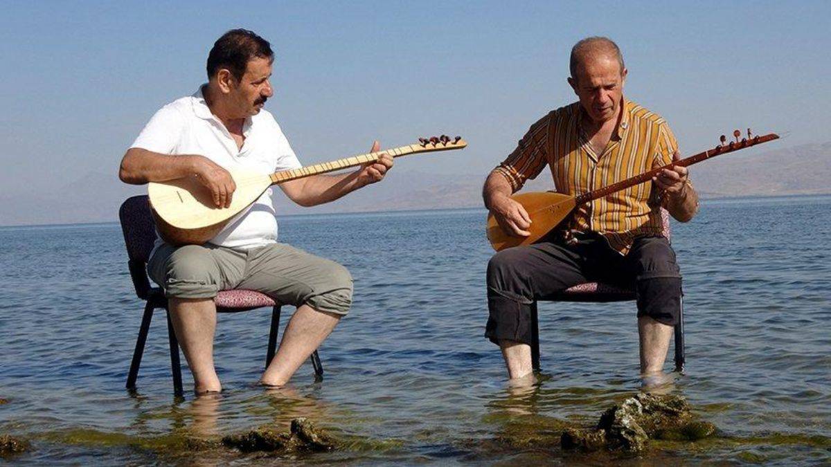 Van Gölü'ndeki kirliliğe atışarak dikkat çektiler