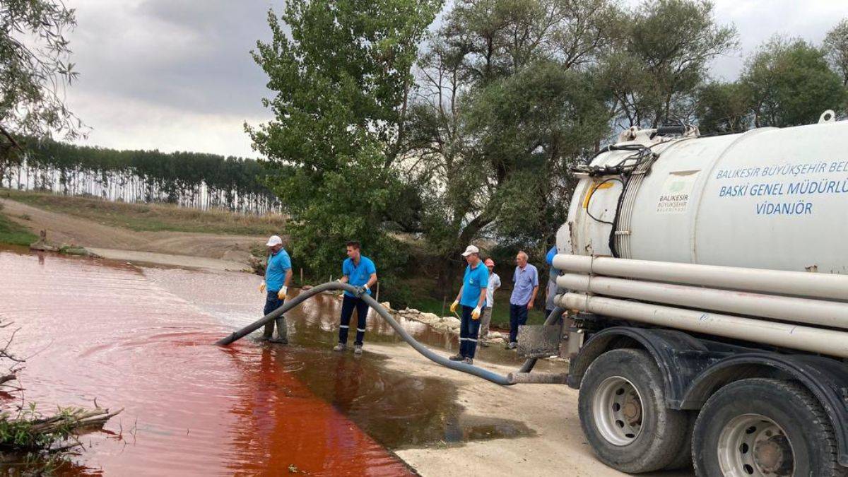 Balıkesir Karapürçek Mahallesi’nde dere yatağına zirai ilaç dökerek kirliliğe neden olan zanlıya 548 bin 48 TL para cezası uygulandı