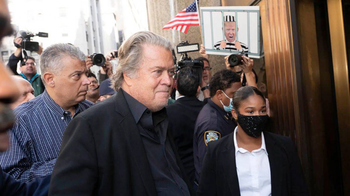 Trump'ın eski danışmanı Steve Bannon teslim oldu