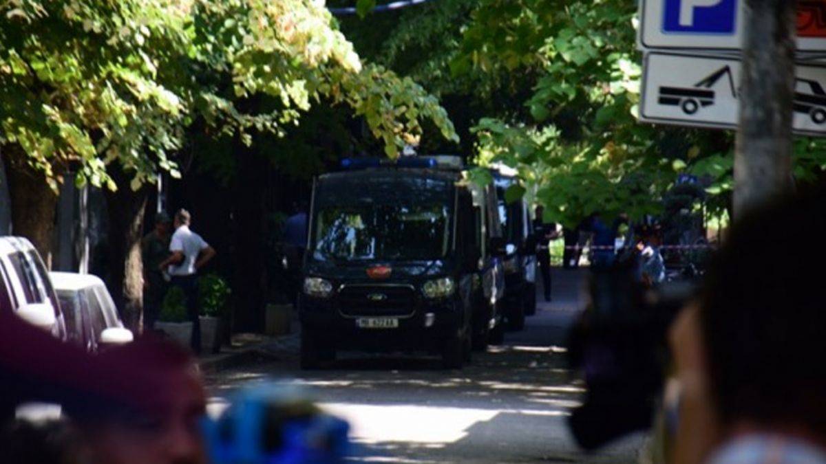 İran'ın Tiran Büyükelçiliği boşaltıldı