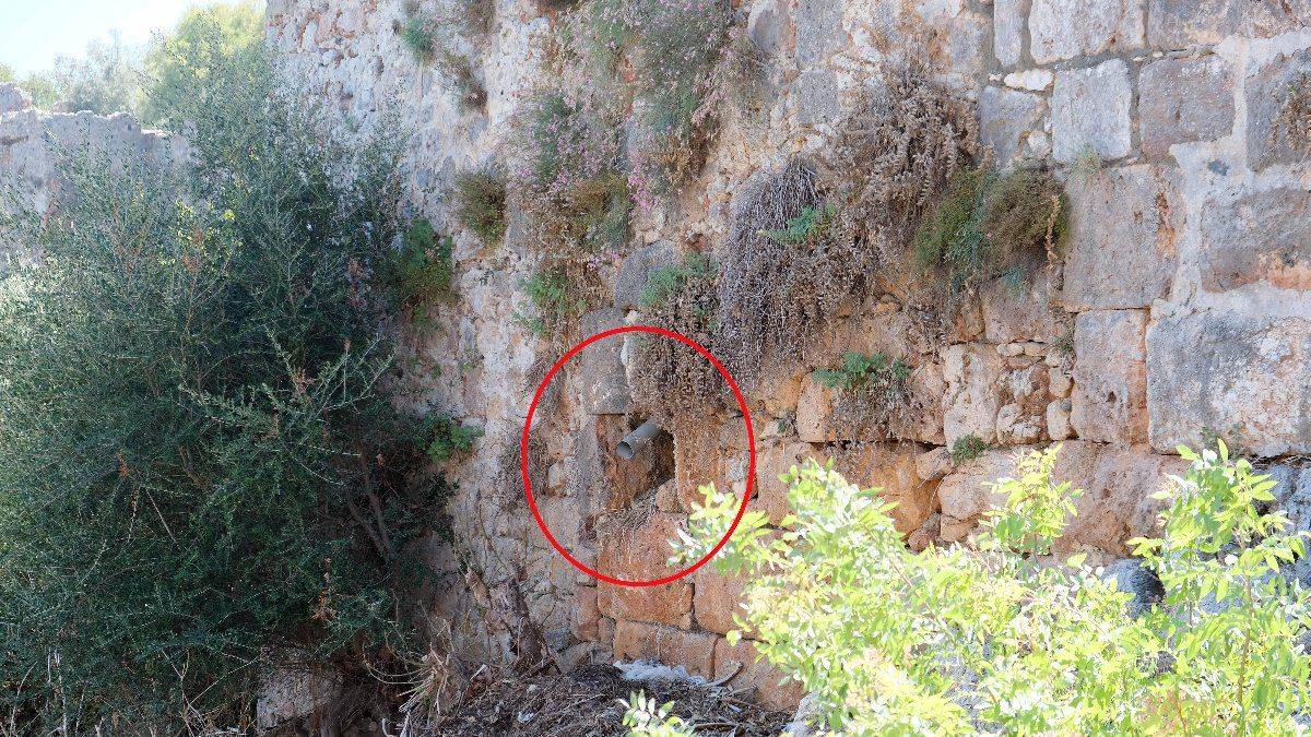 Alanya Kalesi'nde tarihi surları delip evine boru döşemiş