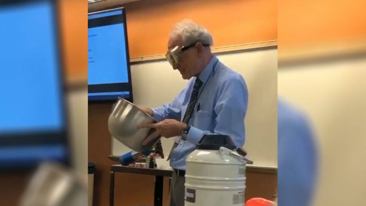 70 yaşındaki fizik profesörünün ders anlatım şekli izleyenleri gülümsetti