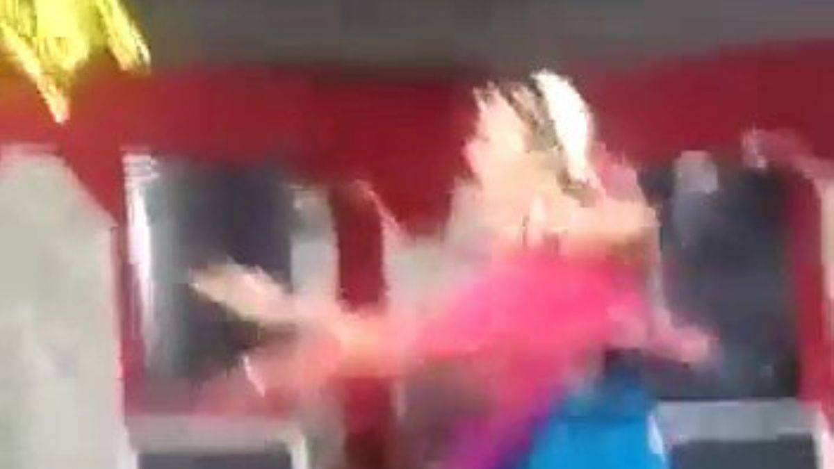 Hintli dansçı Yogesh Gupta sahne performansı esnasında kalp krizi geçirerek hayatını kaybetti