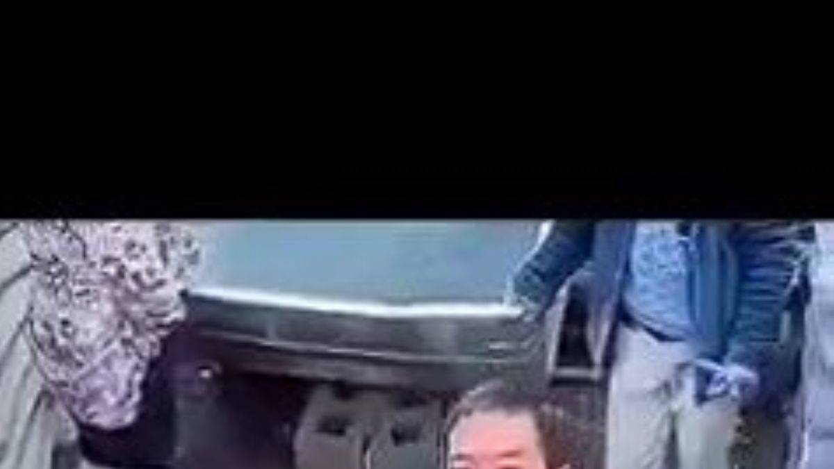 Öğrencilere derste babaların nasıl para kazandıklarını gösteriyorlar