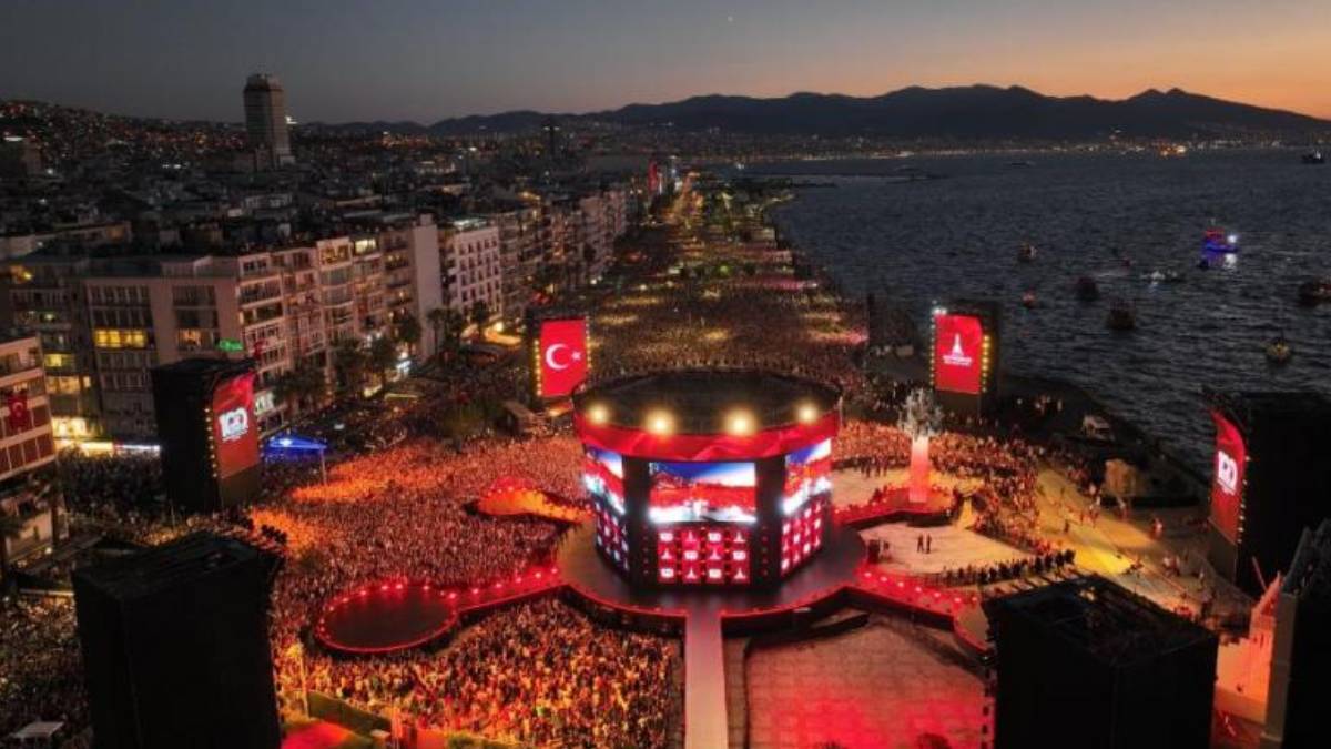 İzmir Gündoğdu Meydanı'nda kaç kişi vardı? Kaç bin kişi 100. yıl kutlamasına katıldı? İzmir'de 9 Eylül'de kaç bin kişi Gündoğdu Meydanına geldi?