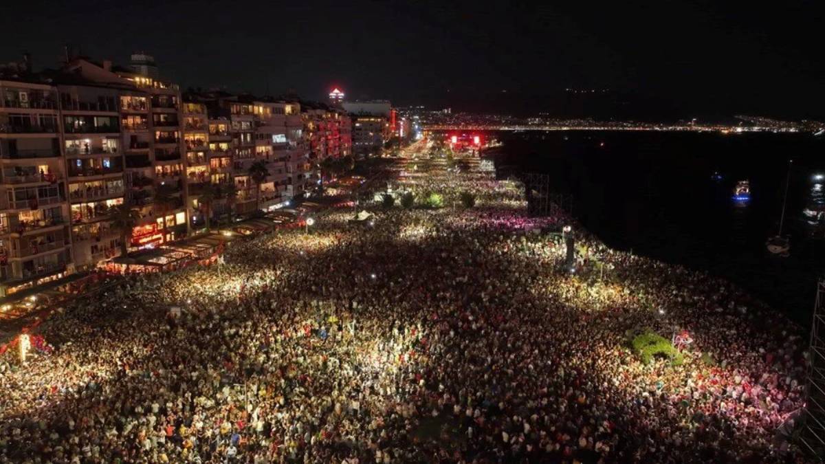 İzmir Tarkan konserine kaç kişi katıldı? Gündoğdu Meydanı Tarkan konserine kaç bin kişi geldi? 9 Eylül İzmir Gündoğdu Meydanı'nda kaç kişi vardı?