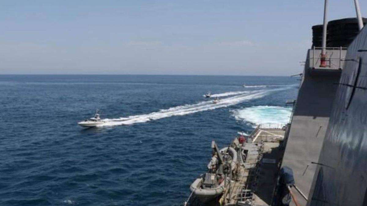 İran, Basra Körfezi'nde akaryakıt taşıyan tekneyi alıkoydu